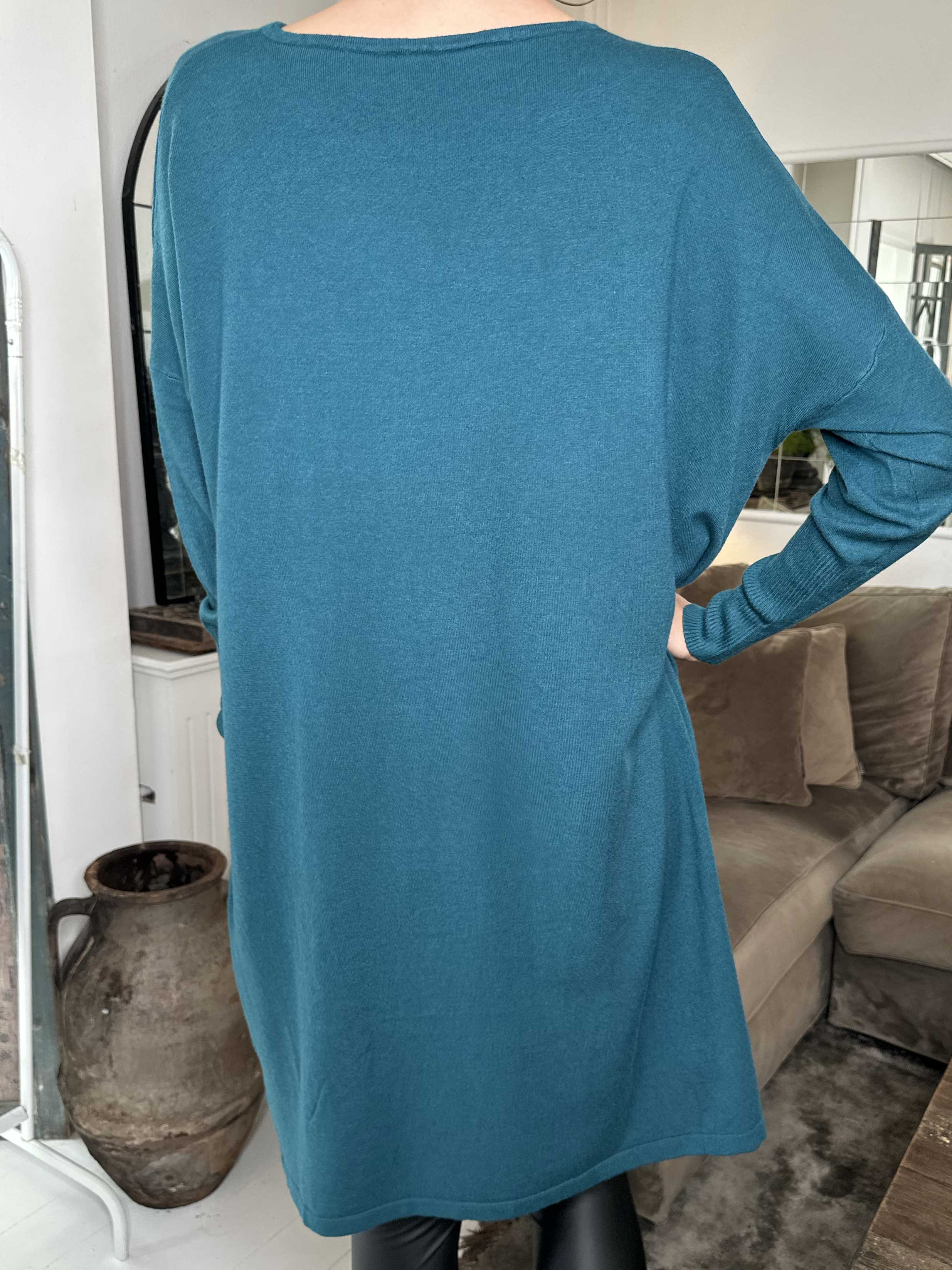 Elisa - Mjuk stickad klänning dekorerad med små stenar